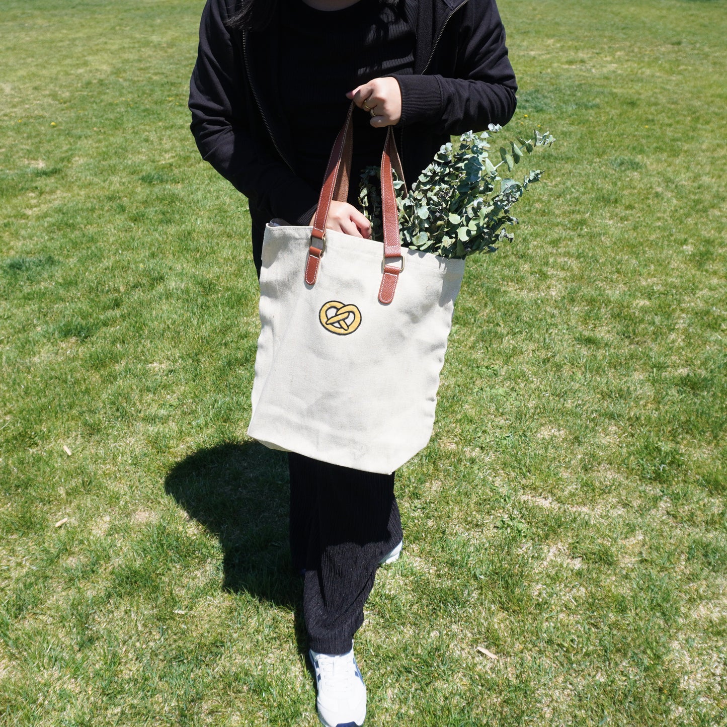 Pretzel Jute & Leather Tote – Cute Eco-Friendly Market Bag for Shopping, Work & Everyday Style
